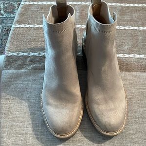 Tan booties size 7. Perfect condition.